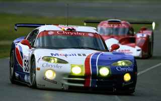 Mais c'est une toyota Gt one (proto) DERRIERE la viper !!!